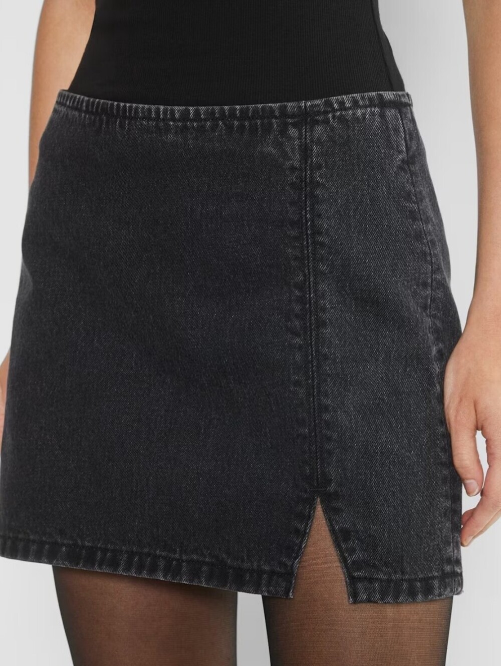 Aritzia |  Denim Forum '90s Mini Denim Skirt